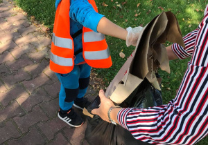 Dzieci sprzątają śmieci2